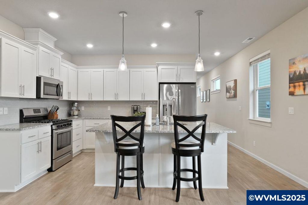 Image 6 of property listing at 6335 SE Rebecca St, Albany, OR 97322