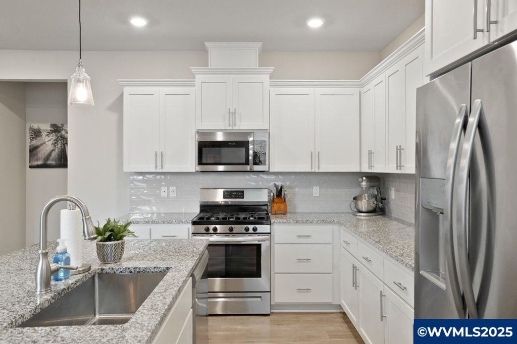 Image 8 of property listing at 6335 SE Rebecca St, Albany, OR 97322