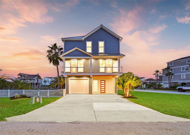 243 Bamaku Bend, Tiki Island, TX 77554