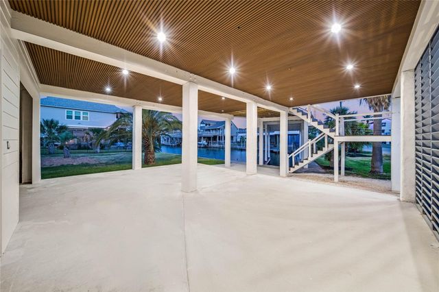 243 Bamaku Bend, Tiki Island, TX 77554