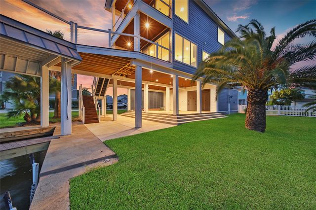 243 Bamaku Bend, Tiki Island, TX 77554