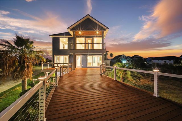 243 Bamaku Bend, Tiki Island, TX 77554