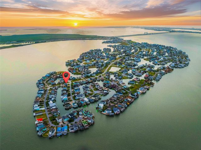 243 Bamaku Bend, Tiki Island, TX 77554