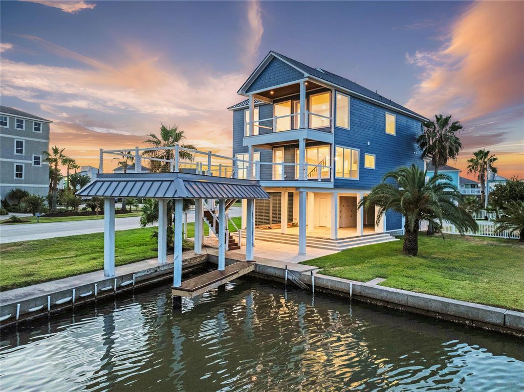 243 Bamaku Bend, Tiki Island, TX 77554