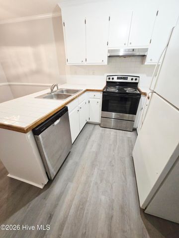 3813 Sterling Pointe Drive V9, Winterville, NC 28590