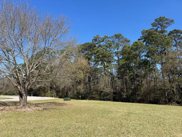 7 Wildwood Lake Drive, Huntsville, TX 77340