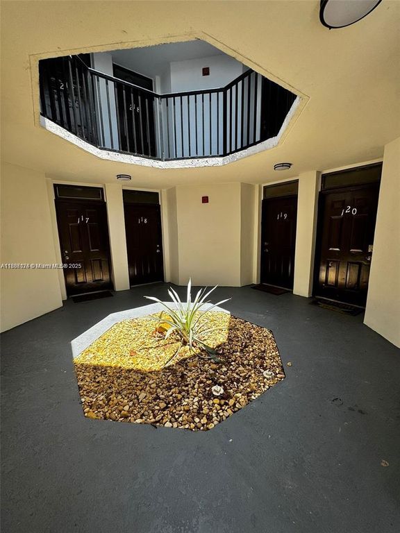 216 Lake Pointe Dr 120, Oakland Park, FL 33309