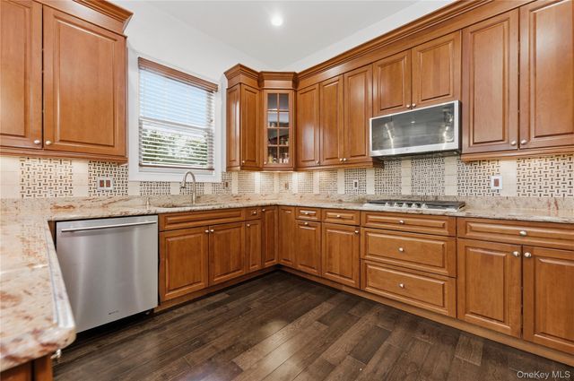 428 Trotting Lane 428, Westbury, NY 11590