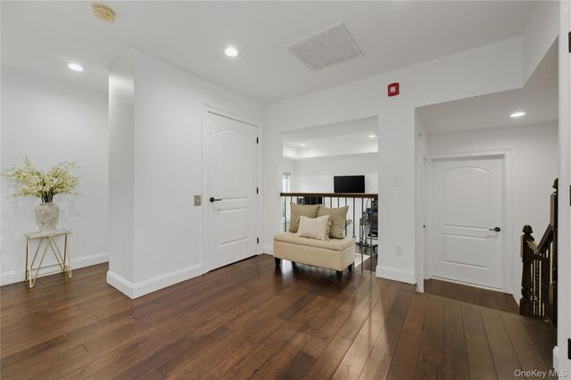 428 Trotting Lane 428, Westbury, NY 11590