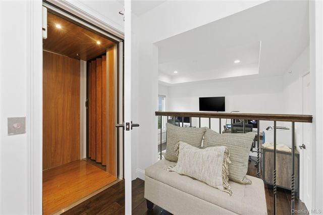 428 Trotting Lane 428, Westbury, NY 11590