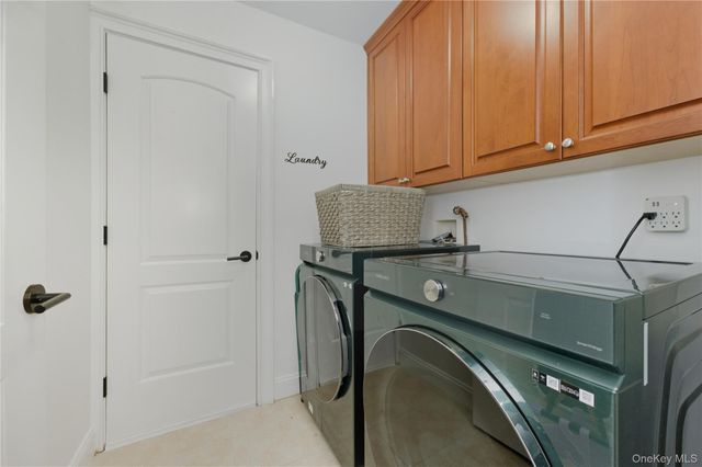 428 Trotting Lane 428, Westbury, NY 11590