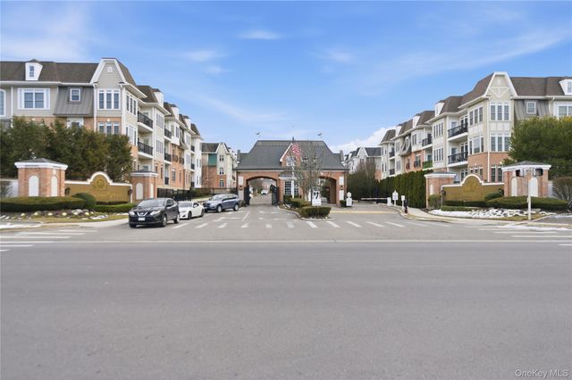 428 Trotting Lane 428, Westbury, NY 11590