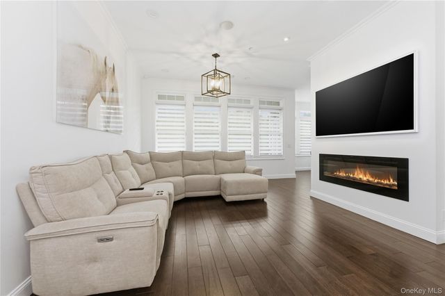 428 Trotting Lane 428, Westbury, NY 11590