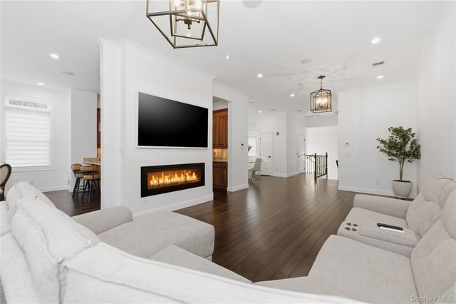 428 Trotting Lane 428, Westbury, NY 11590