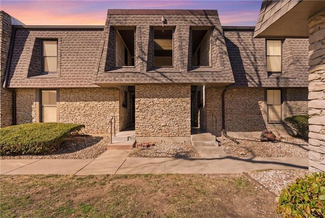 7430 W 102nd Court, Overland Park, KS 66212