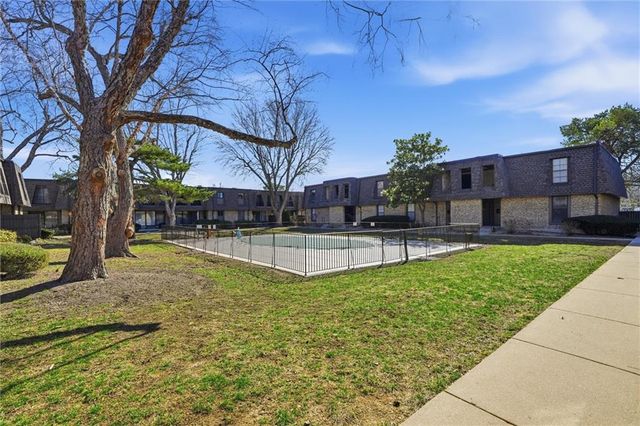 7430 W 102nd Court, Overland Park, KS 66212