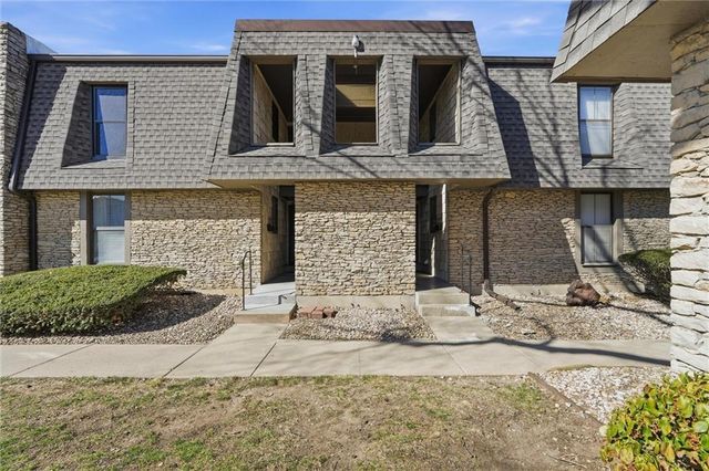 7430 W 102nd Court, Overland Park, KS 66212
