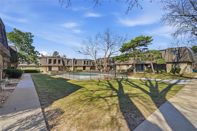 7430 W 102nd Court, Overland Park, KS 66212