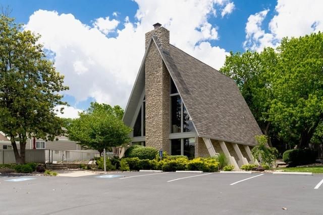 7430 W 102nd Court, Overland Park, KS 66212