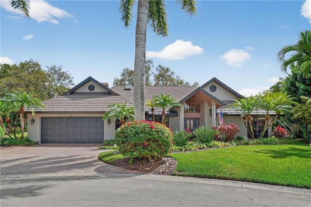 812 Pine Creek LN, Naples, FL 34108
