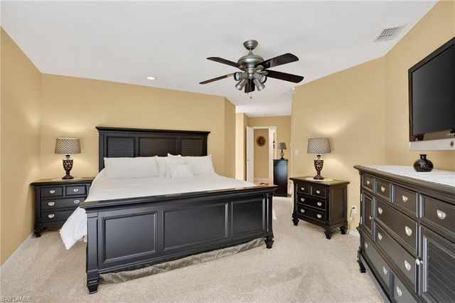 812 Pine Creek LN, Naples, FL 34108