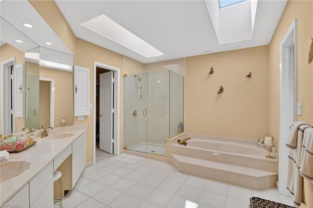 812 Pine Creek LN, Naples, FL 34108