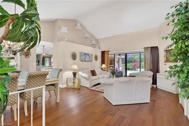 812 Pine Creek LN, Naples, FL 34108