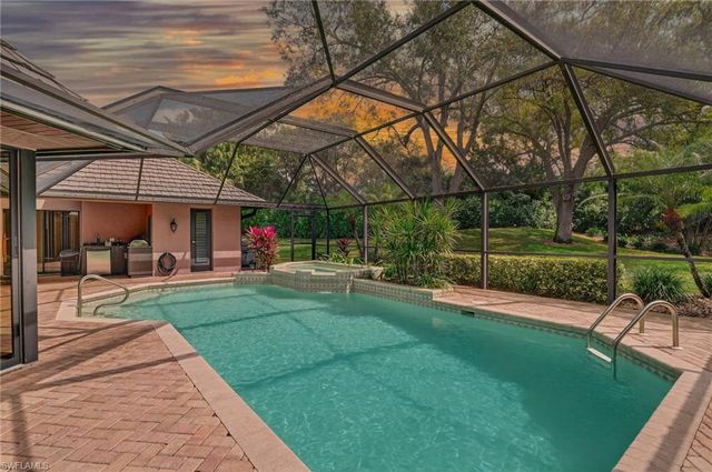 812 Pine Creek LN, Naples, FL 34108