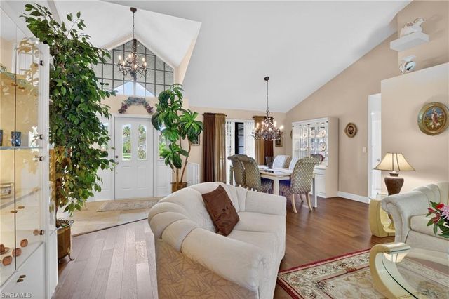 812 Pine Creek LN, Naples, FL 34108