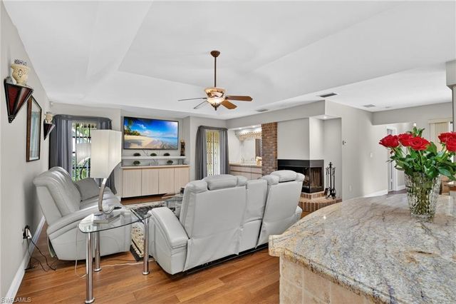 812 Pine Creek LN, Naples, FL 34108