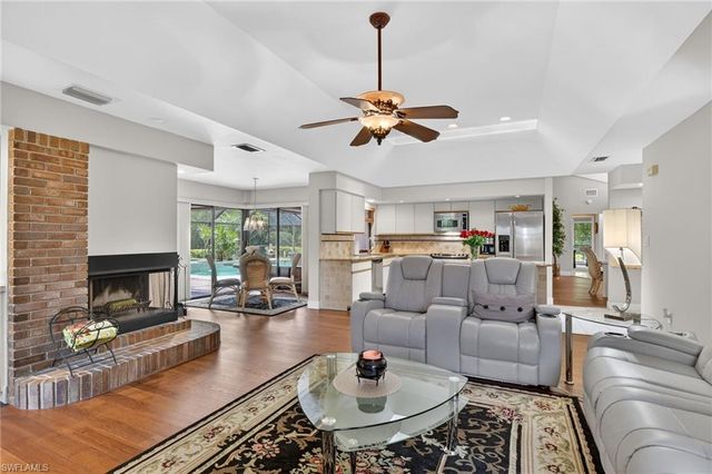 812 Pine Creek LN, Naples, FL 34108