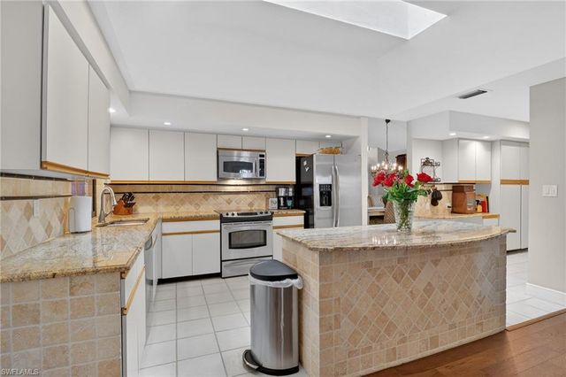 812 Pine Creek LN, Naples, FL 34108