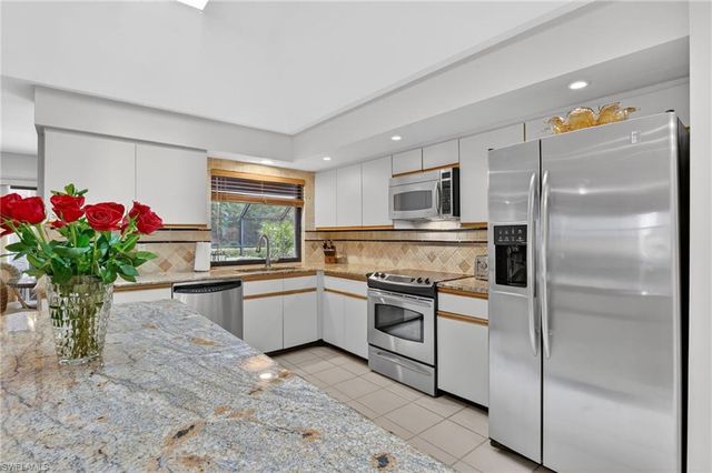 812 Pine Creek LN, Naples, FL 34108