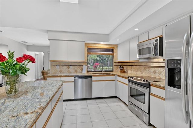 812 Pine Creek LN, Naples, FL 34108