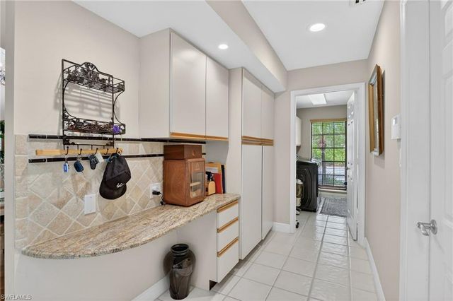 812 Pine Creek LN, Naples, FL 34108