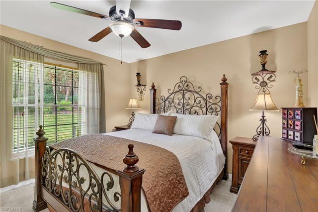 812 Pine Creek LN, Naples, FL 34108