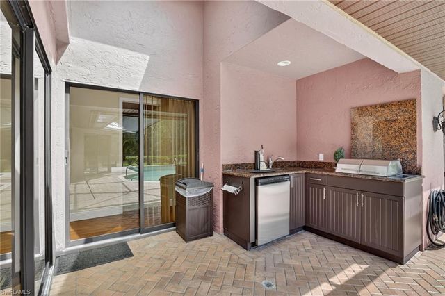 812 Pine Creek LN, Naples, FL 34108