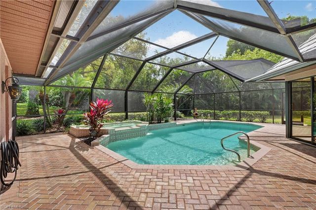 812 Pine Creek LN, Naples, FL 34108