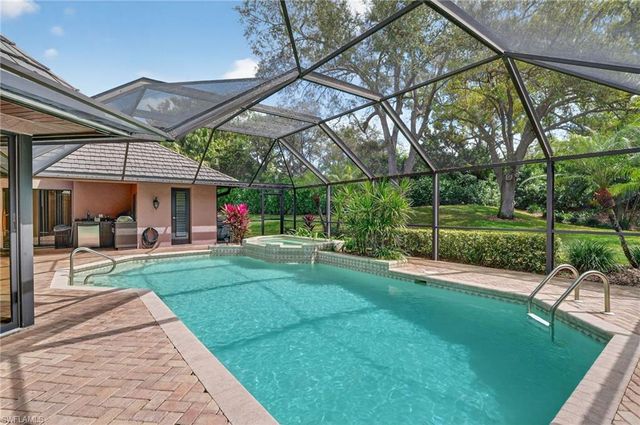 812 Pine Creek LN, Naples, FL 34108