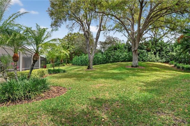 812 Pine Creek LN, Naples, FL 34108