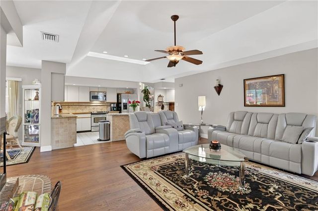 812 Pine Creek LN, Naples, FL 34108