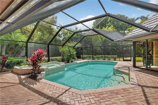 812 Pine Creek LN, Naples, FL 34108