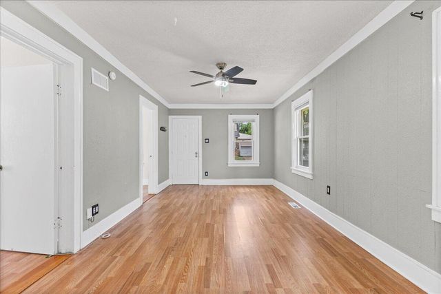 445 W Milton Avenue, Hazel Park, MI 48030