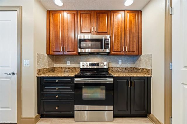 2825 Palm Beach BLVD 401, Fort Myers, FL 33916