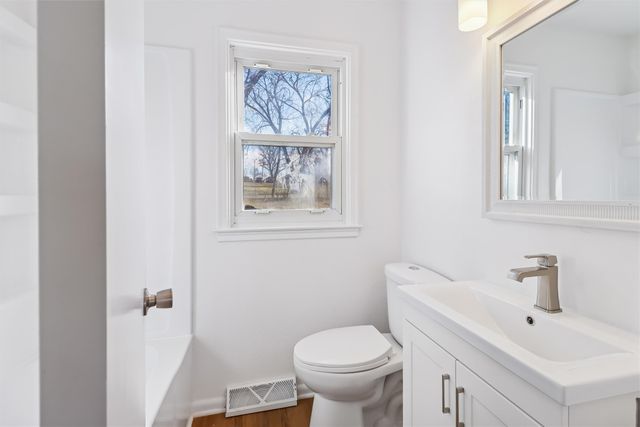 821 Ashmoore Circle, West Des Moines, IA 50265