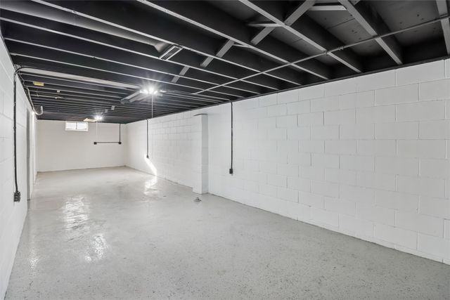 821 Ashmoore Circle, West Des Moines, IA 50265