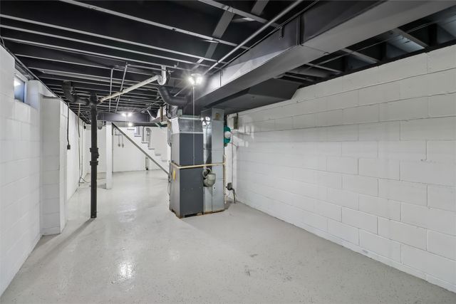 821 Ashmoore Circle, West Des Moines, IA 50265