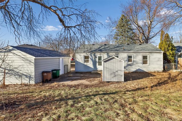 821 Ashmoore Circle, West Des Moines, IA 50265