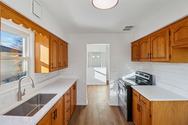 821 Ashmoore Circle, West Des Moines, IA 50265