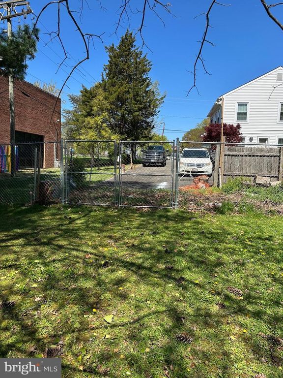 2419 BEACON HILL RD, Alexandria, VA 22306